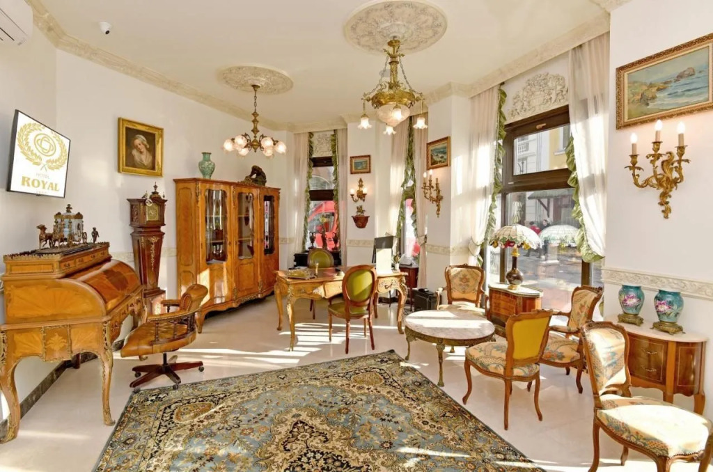 Royal Hotel
