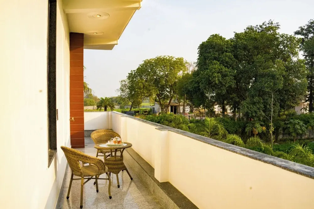 ELIVAAS Ivory Estate Pet-friendly Farm