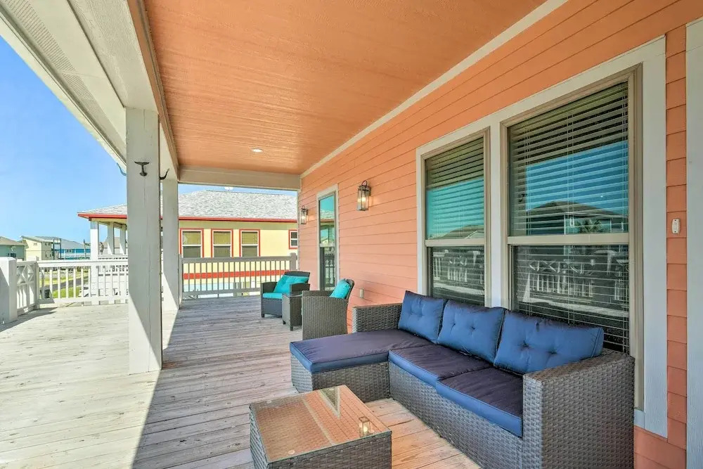 Ocean-view Deck, Walk to Shore: Crystal Beach Gem!