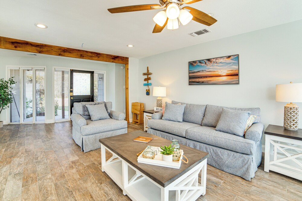 Lakeside Retreat: Large Spacious Home w/ Game Room