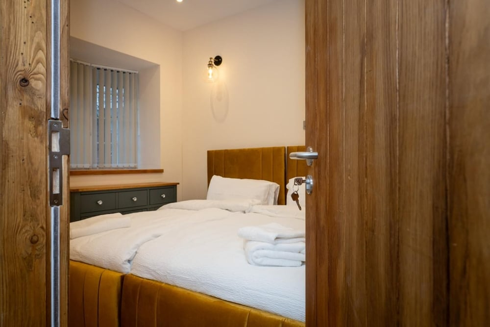 Tranquil Stoke-on-trent 4bed, 2 Bath, Parking