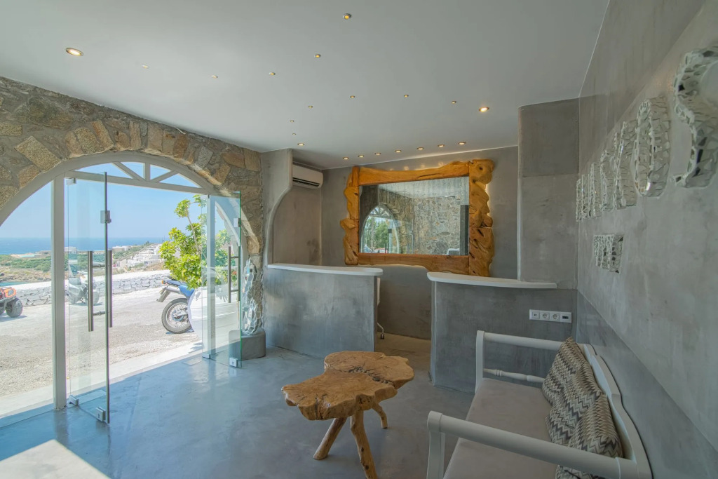 Flaskos Luxury Suites