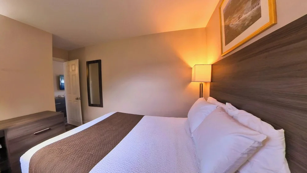 Maple Leaf Inn & Suites