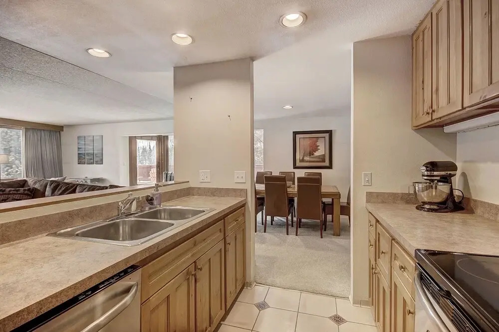 1777 Decatur 2 Bedroom Condo by RedAwning