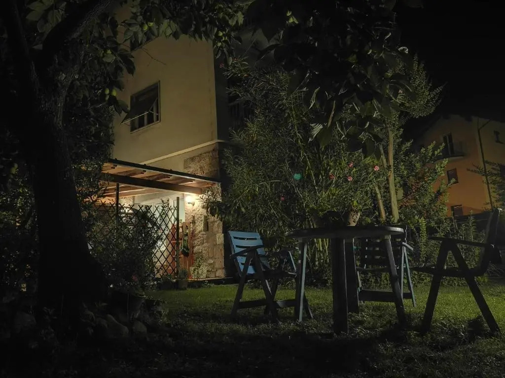 Appartamento con veranda, giardino e piscina