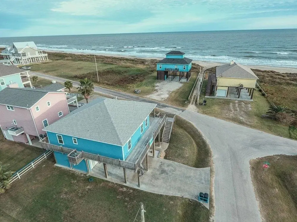 Coastal Cajun Getaway On The Beach! 3 Bedroom Home by Redawning