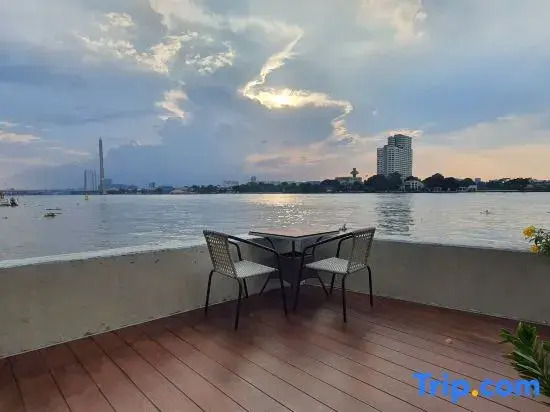 Chao phraya riverfront house Baan Rimphraya