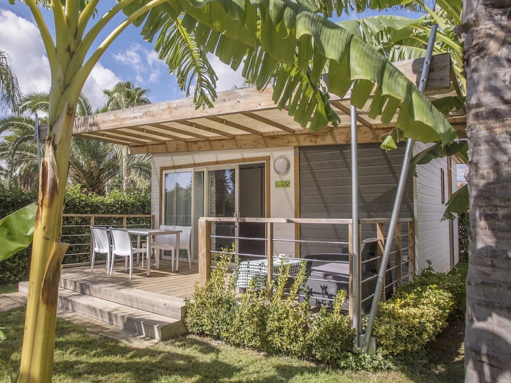Beautiful Chalet With AC and Covered Terrace, Near the Beach