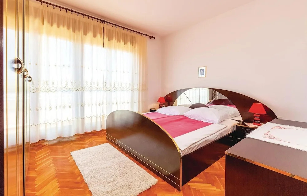 Gorgeous Home In Selce With House Sea View