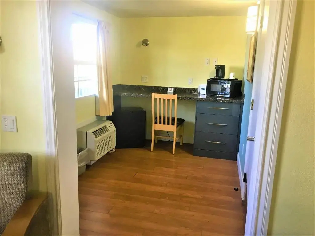 Econo Lodge Inn & Suites