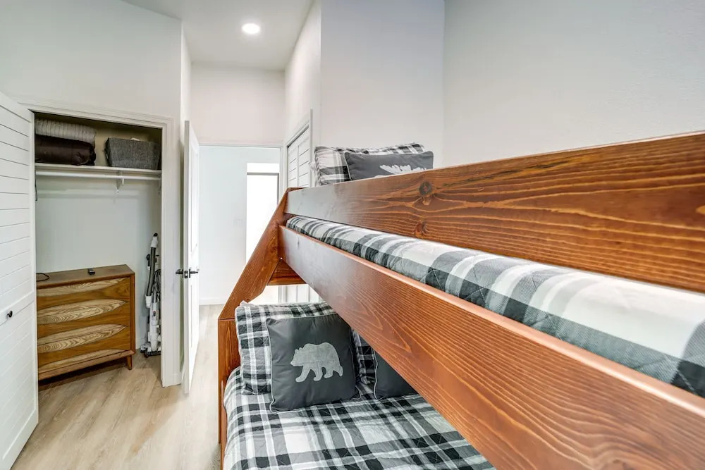 Wraparound Deck & Poker Room: Cabin in Munds Park