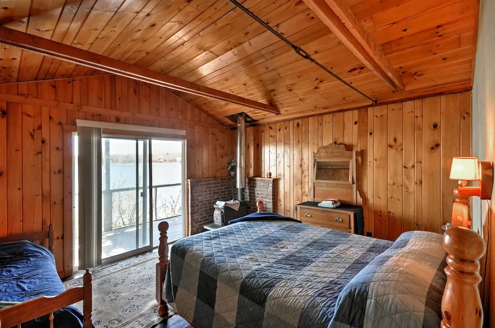Bayfront Hancock Cottage w/ Beach Access & Views