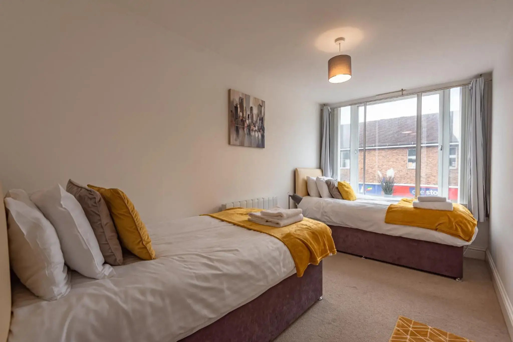 Sleeps 7 - Spacious Modern Apartment in Newbury Town Centre by JDF Property