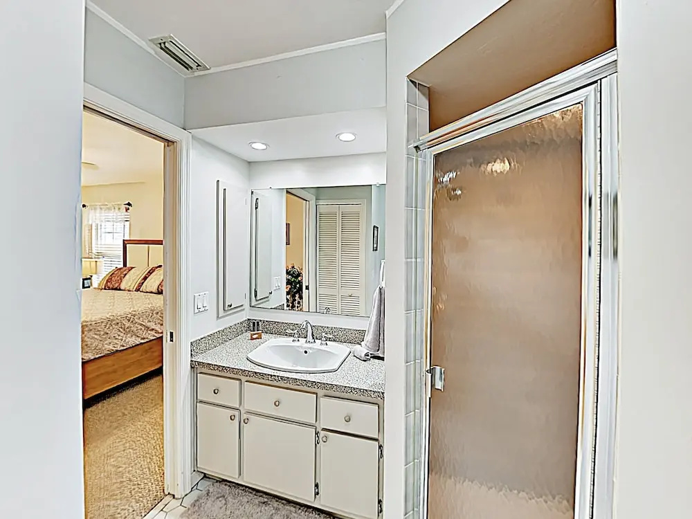 Dreamy In Quiet Neighborhood W/ Caged Pool 3 Bedroom Home