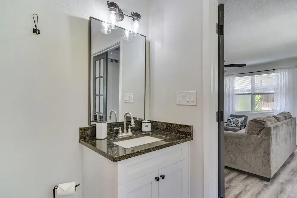 Tampa Apartment w/ Shared Backyard & Fire Pit!