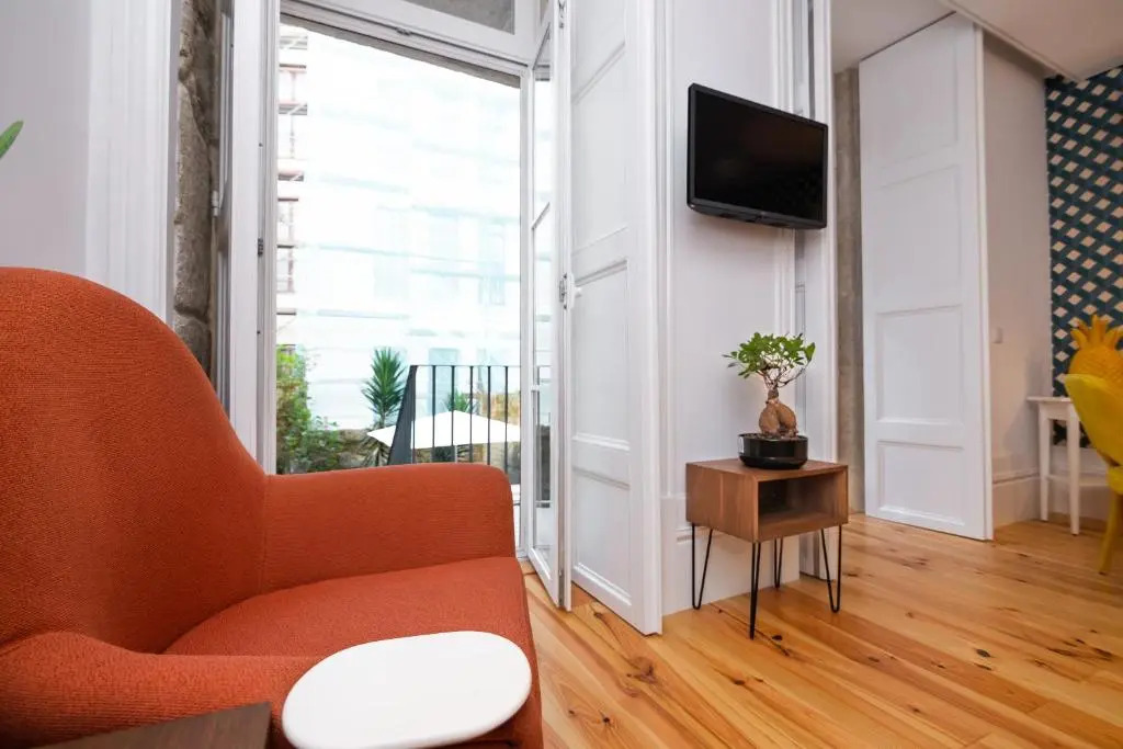 Low Cost Parking - Private Garden - Almada 392