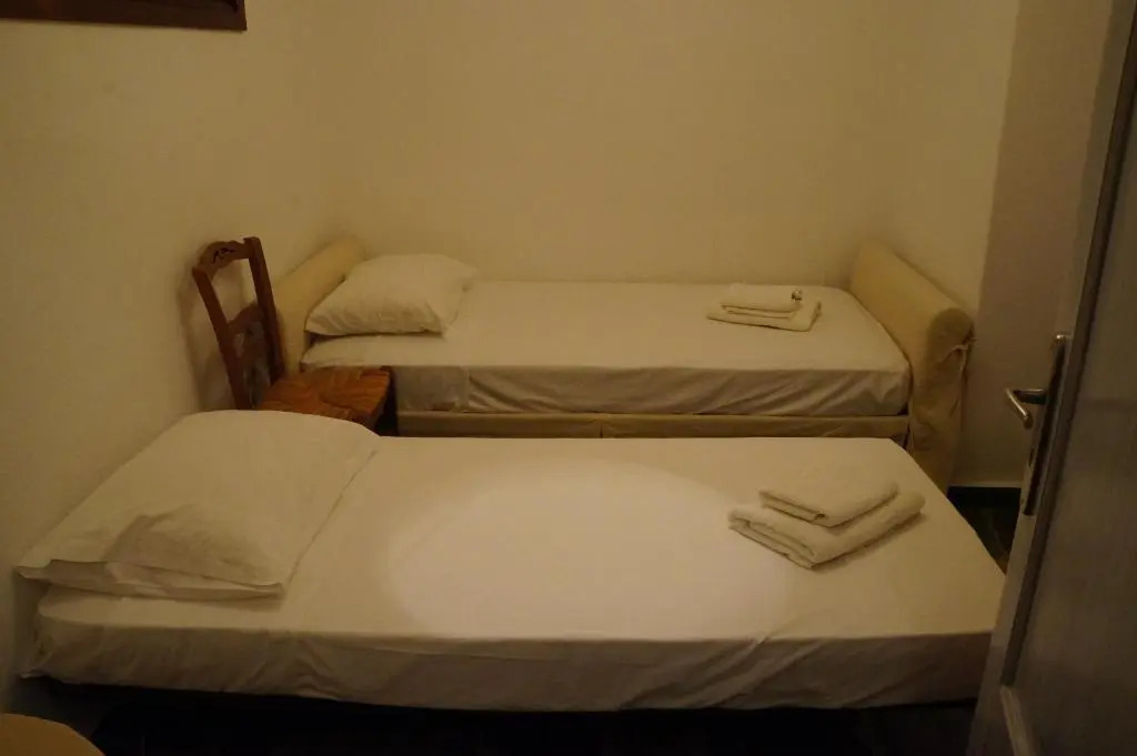 2-bedroom stone house, pool, 10min walk to beach