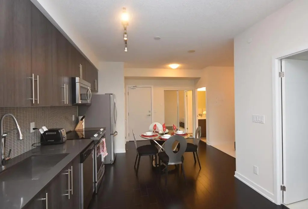 Royal Stays Furnished Apartments - Missisauga City Centre