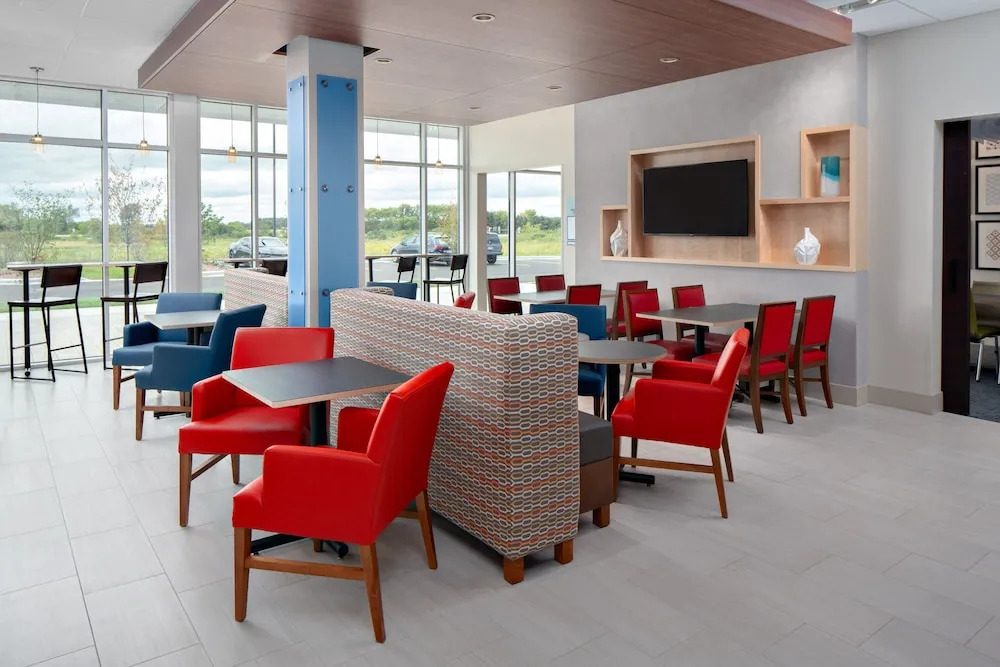 Holiday Inn Express & Suites - Elkhorn - Lake Geneva Area by IHG