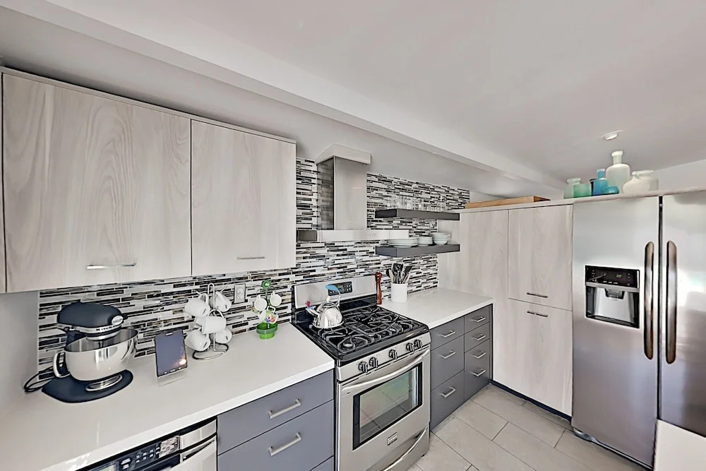 Sleek Alexander W/ Heated Pool, Near Downtown 3 Bedroom Home