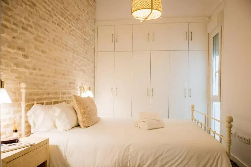 Fantastico apartamento recien renovado con piscina en la azotea, dos dormitorios y aparcamiento gratuito en la calle.