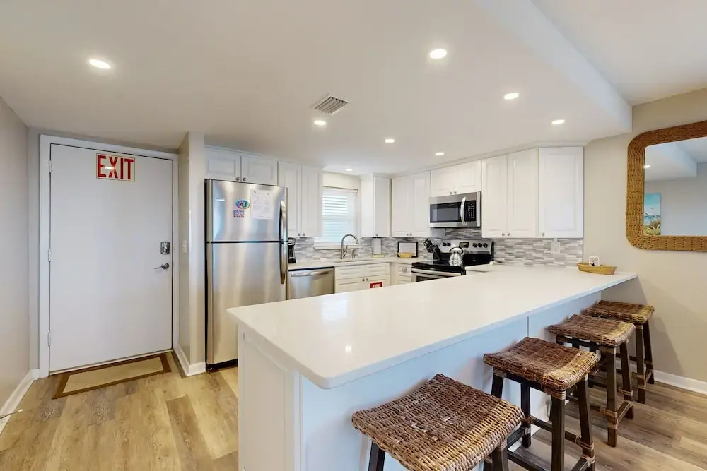 Oceanfront Corner Condo With Sunrise-view Balcony, Pool & 1-minute Walk to Beach