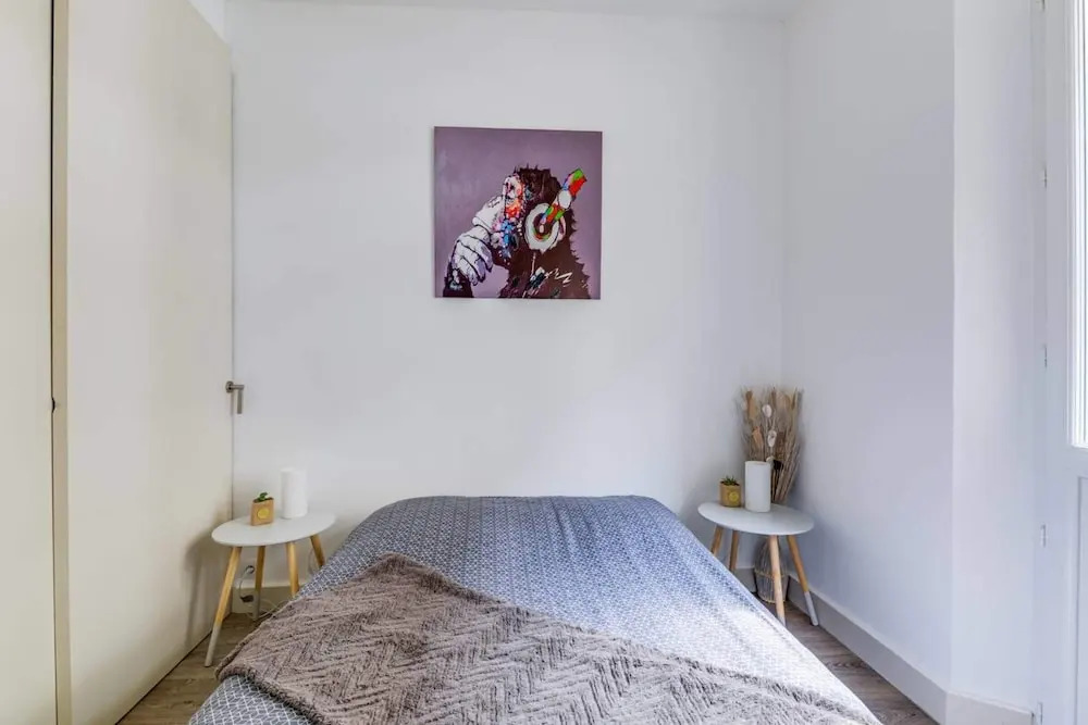 Beautiful Modern 2 Bedroom Apartment in Center