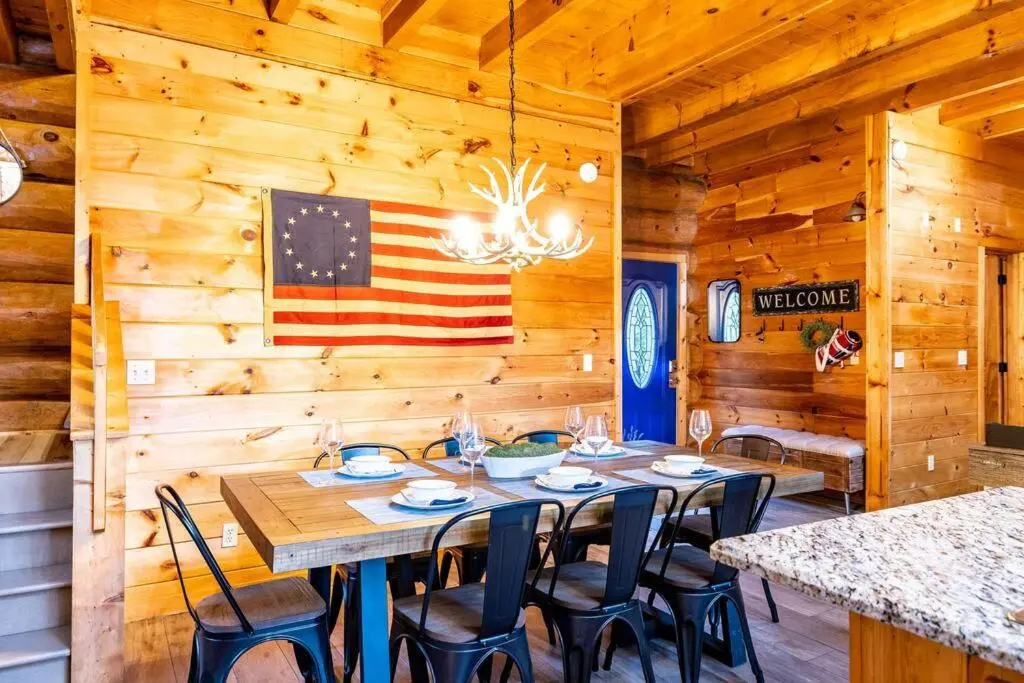 Boutique Cabin, Remodeled in 2021, Great Location, Hot Tub, Seasonal Access to Resort Pool