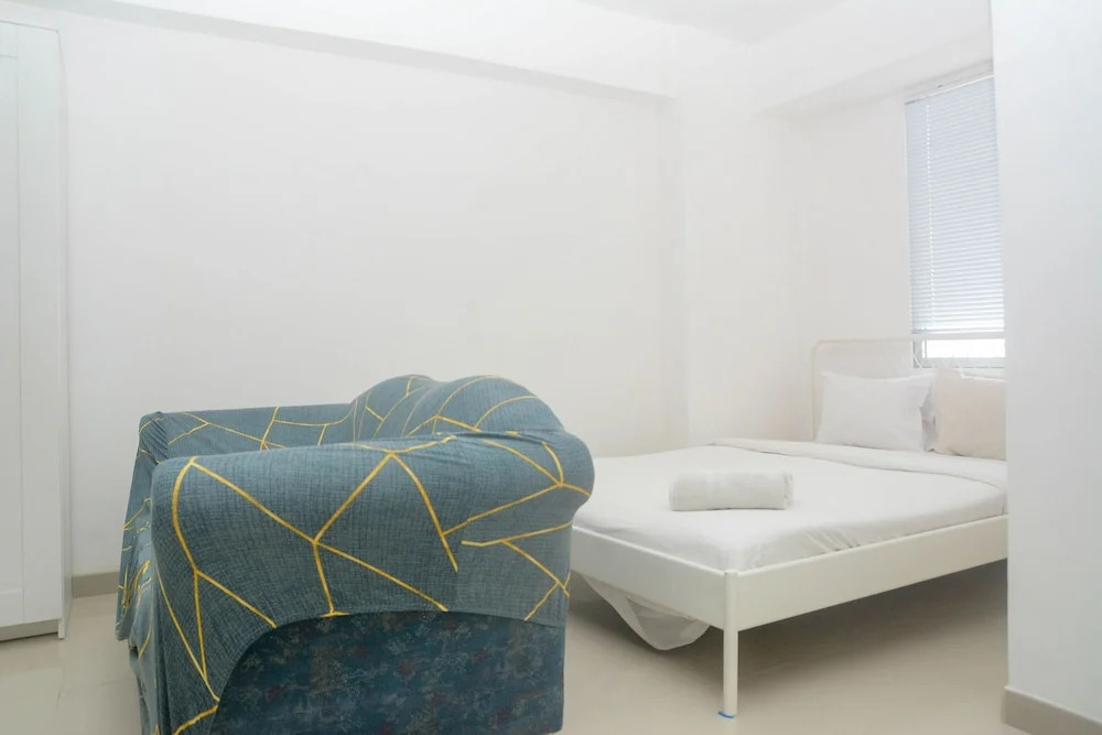 Elegant and Comfy Studio at Bassura City Apartment By Travelio