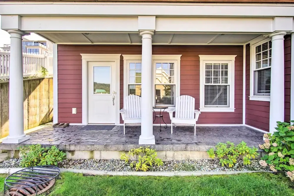 Grand Haven Condo: Walk to Lake + Pool Access!