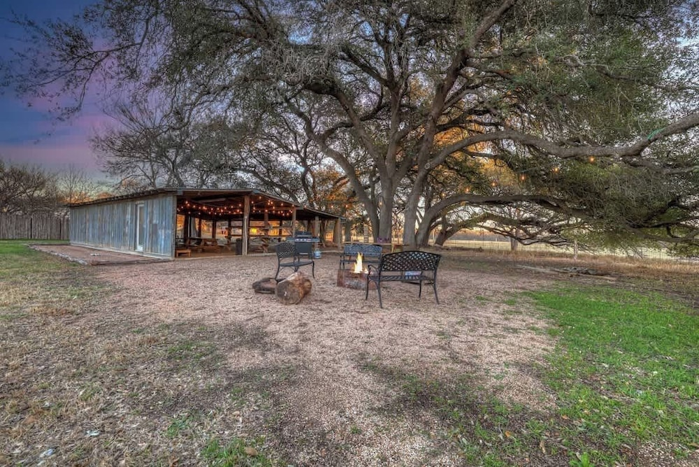 Willies House With Country Views - Shared Party Barn