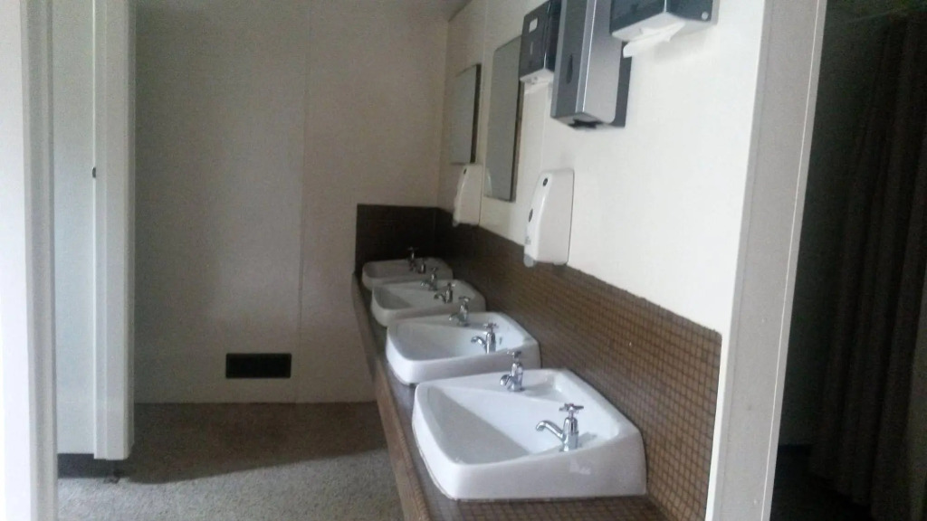 The Crossing Lodge & Backpackers