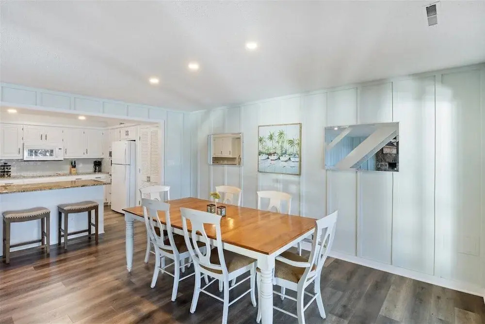 2 Lakefront Homes: Wide Decks, Great View