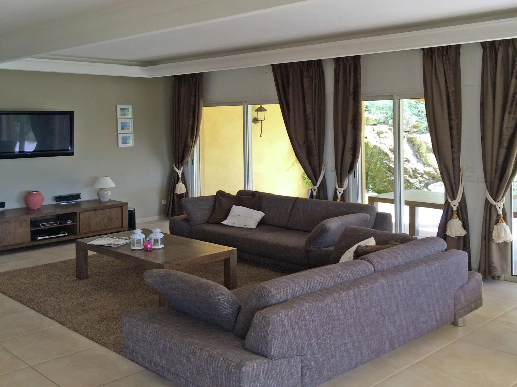 Villa in Le Muy with Private Pool and Lake