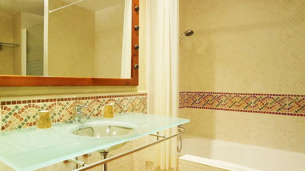 Bright Apartment With Pool Access