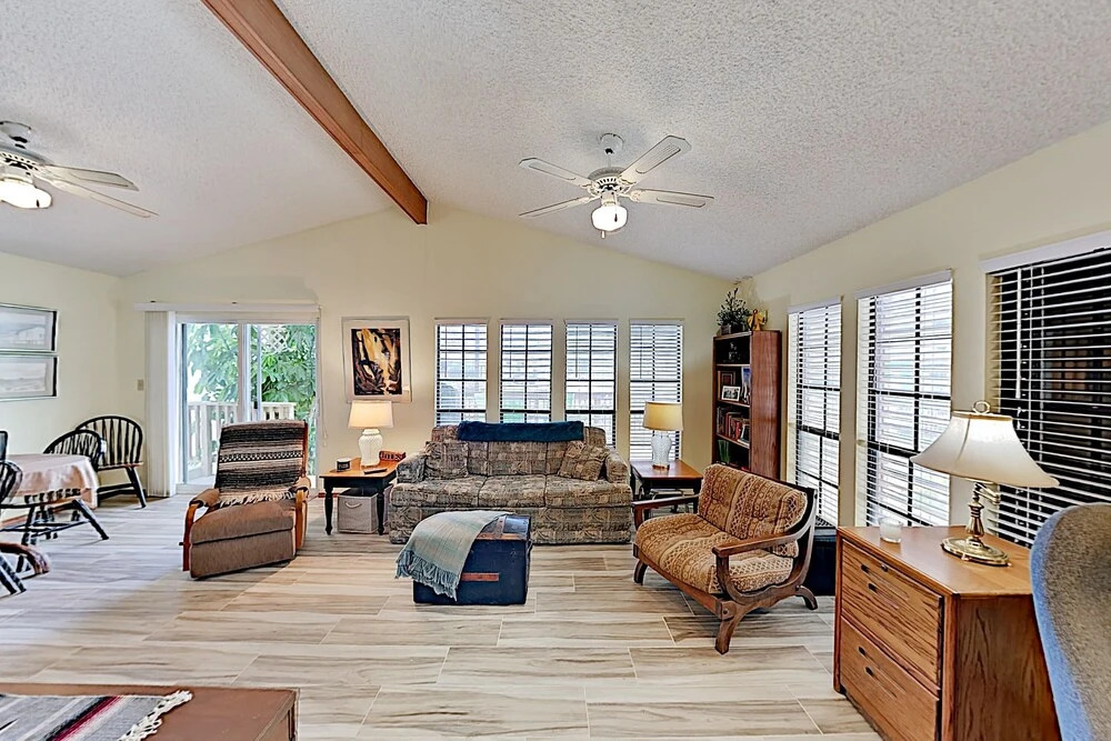 Bayside Getaway: Pools, Tennis, Golf, Private Dock 1 Bedroom Home