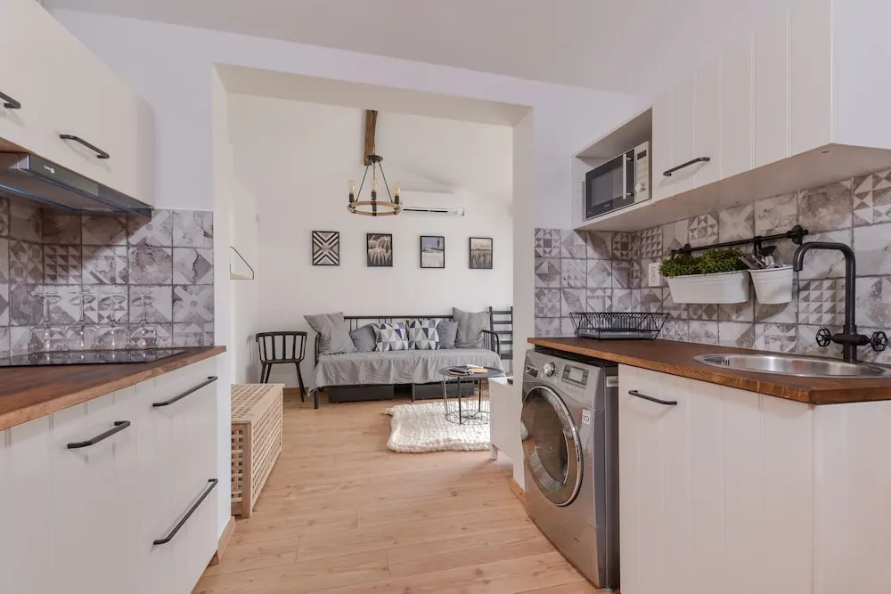 FM Deluxe 1-BDR Apartment - Minimalism & Charisma