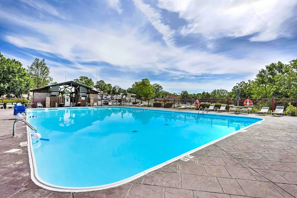 Branson Retreat w/ Balcony & 18-hole Golf Course!