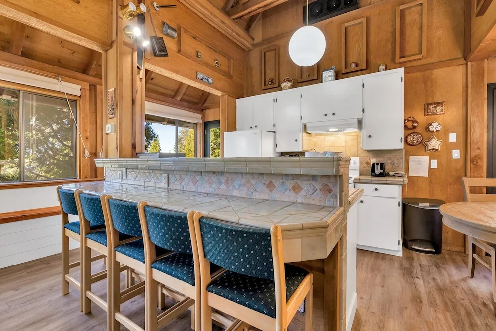 Timber Lodge Yosemite Enveloped In Nature!
