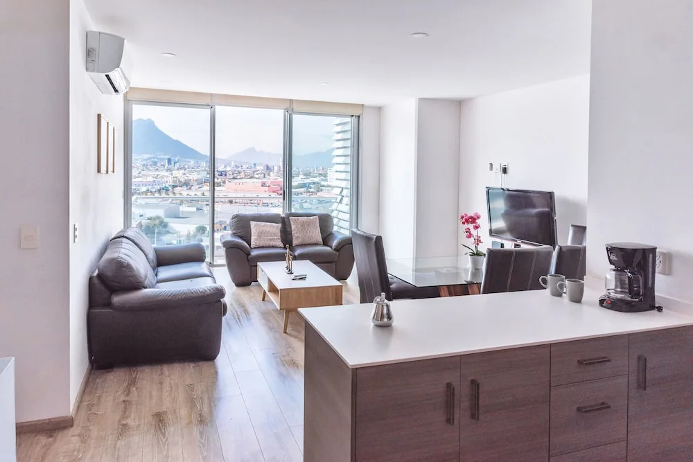 Apartment pool and gym. 6 pers. 1 KSB, 2SB, 1 TwinB, 2BTH by Mty. Living