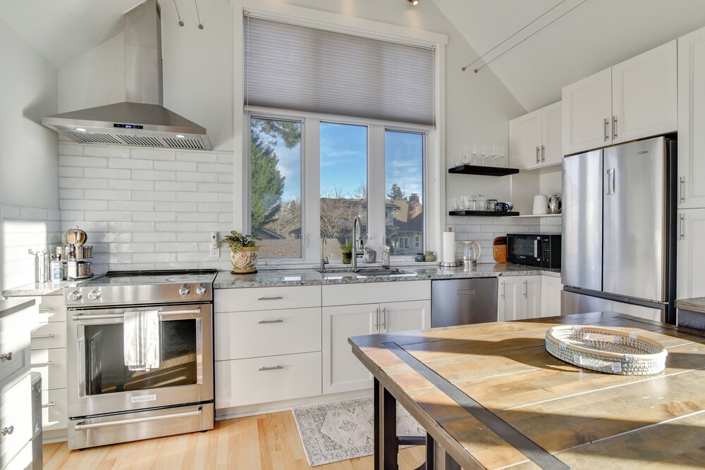 2-story Guesthouse w/ Private Deck in NE PDX