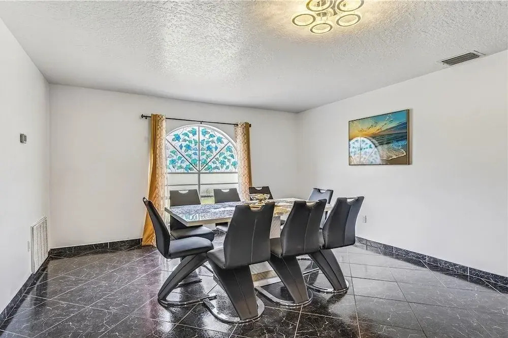 Relaxing Family Retreat In The Heart Of Sebastian 3 Bedroom Home