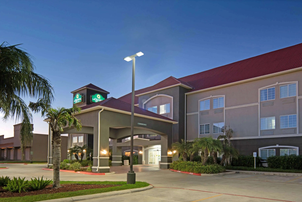 La Quinta Inn & Suites by Wyndham Mercedes Outlet Mall