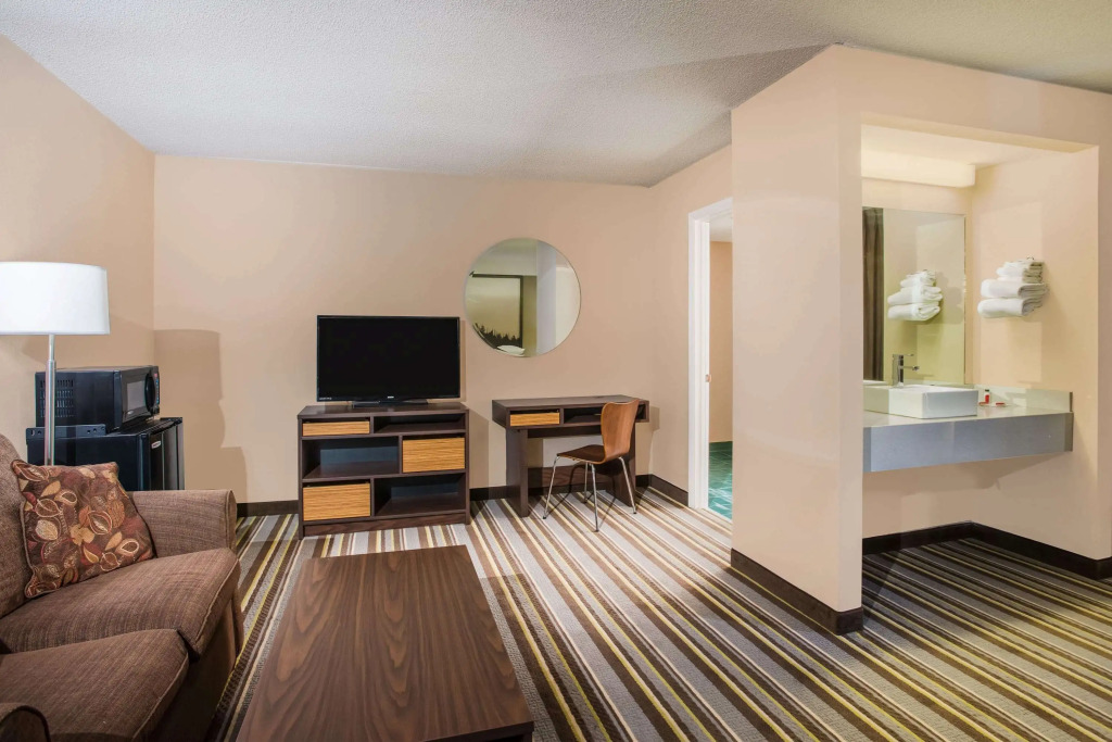 Super 8 by Wyndham Sevierville Riverside