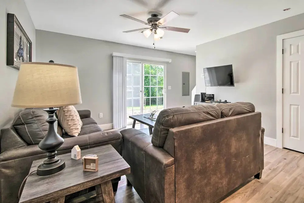 Airy Townhome: Close to Kayaking & Boating!