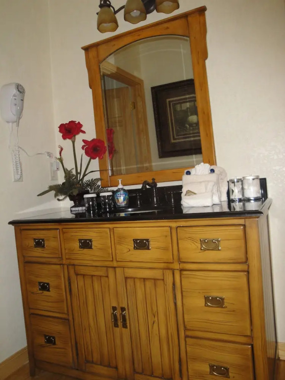 C4 - Mountain Harbor two bedroom Lodge cottage