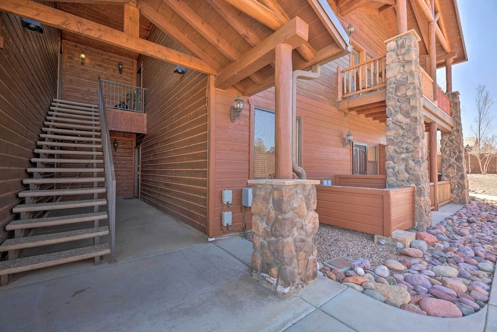 Near Lake & Trails: Show Low Condo w/ Grill!