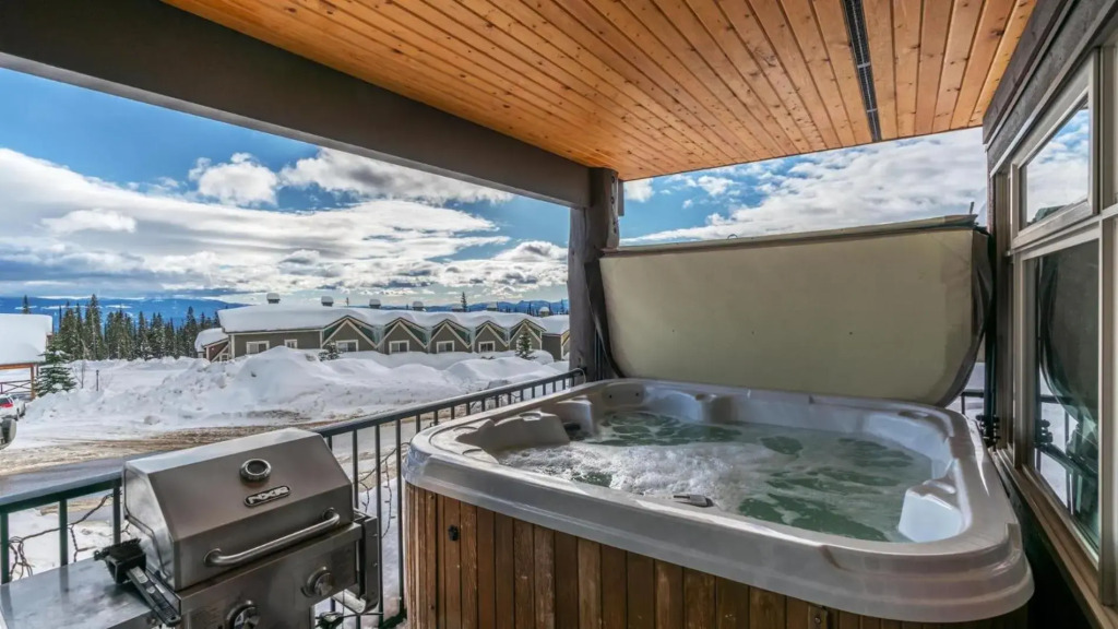 Raven's Nest - Luxury Pet Friendly Condo w/ Private Hot Tub & Mountain Views