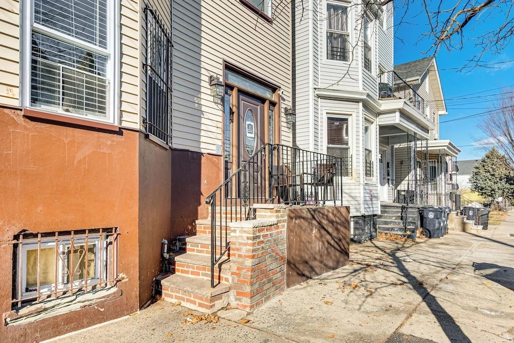 1 Mi to Downtown Newark: Urban Escape