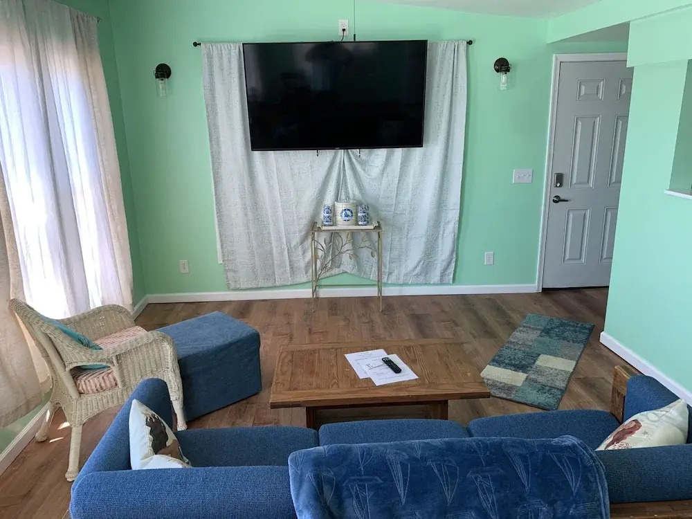 The Boat House - Water Front, Wifi, Pet Friendly 1 Bedroom Home by RedAwning